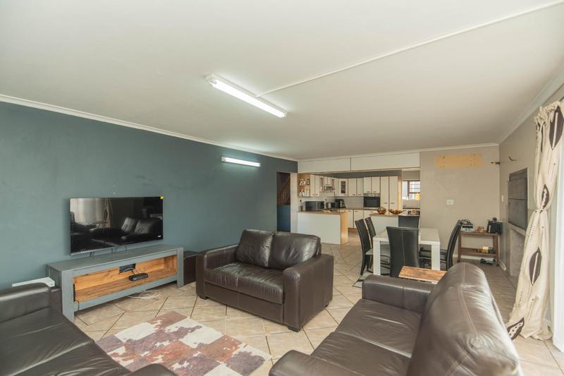 5 Bedroom Property for Sale in Bluewater Bay Eastern Cape